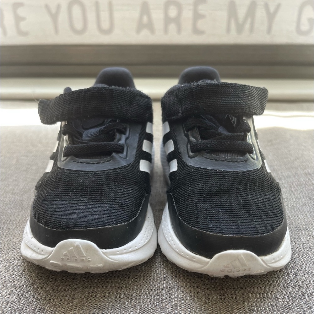 Adidas Toddler shoes (Sz 6K) great condition!